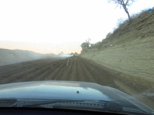 Trator arando a estrada