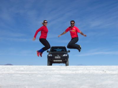 Brincando com a Juno no Salar de uyuni